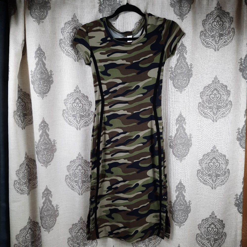 Size XS (1) Soft Stretchy Camo Bodycon dress with Snaps at bottom - Picture 2 of 7